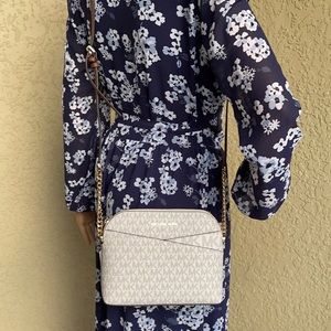 Michael Kors Jet Set Travel Medium Dome Crossbody